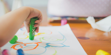 Chalkboard drawing of two children saying hello in Spanish and English