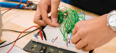 A close up of a electrical engineering circuit 